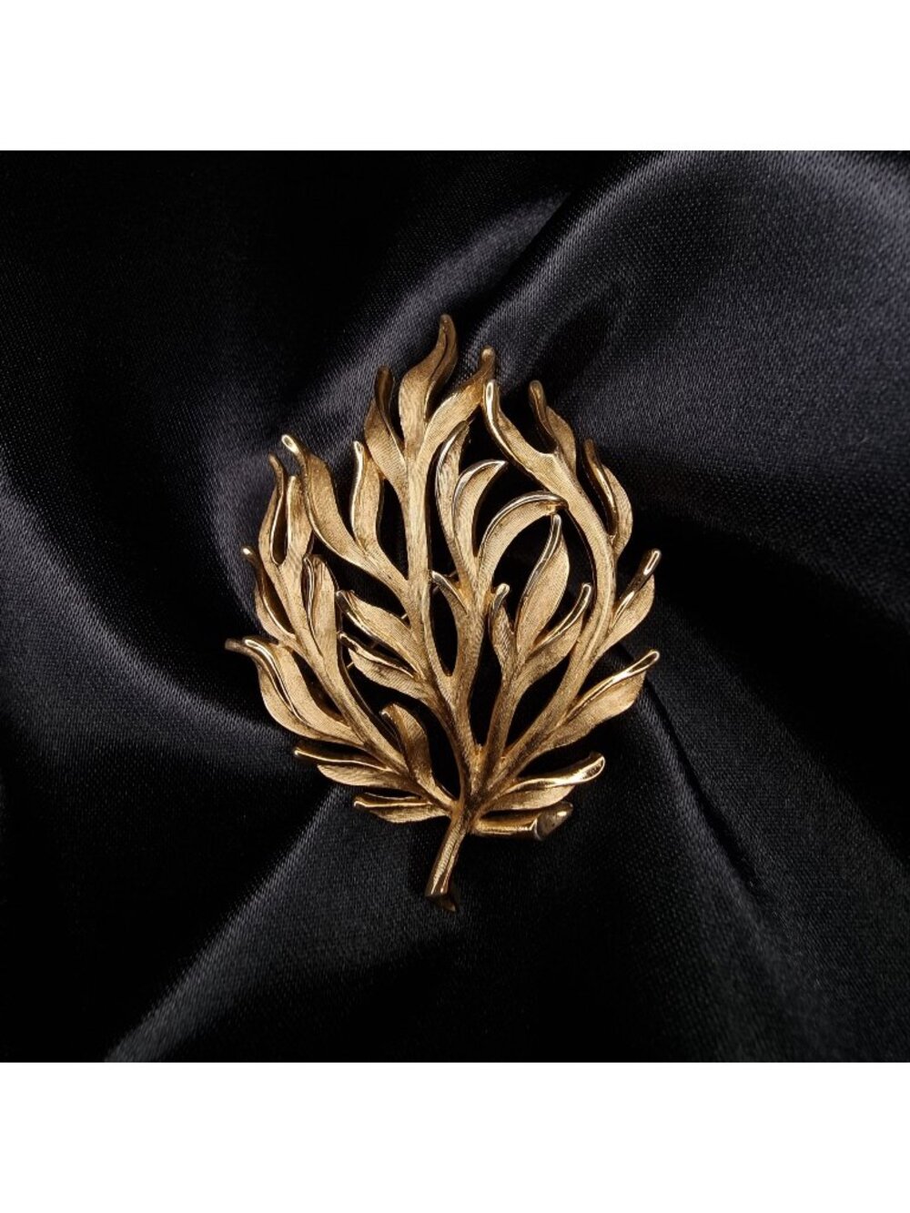 Vintage CROWN TRIFARI 1960s Gold-Toned Leaf Brooch Pin Nature-Inspired
